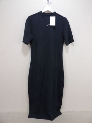 une robe noire suspendue à un cintre dans une pièce