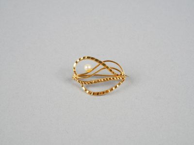 gros plan d'une bague en or sur une surface blanche