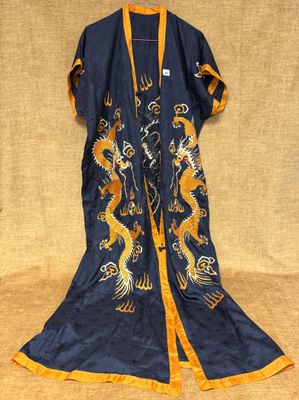 une image représentant une robe de dragon bleue et jaune sur un fond beige clair
