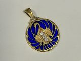 une image représentant un pendentif en or orné d'un motif bleu et blanc