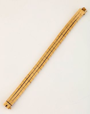 des baguettes en bois posées sur une surface blanche, sur fond blanc