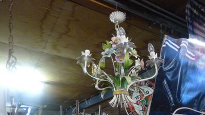 un lustre suspendu au plafond d'un magasin