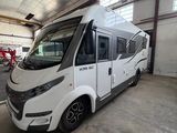 un camping-car blanc garé dans un garage
