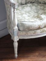 BERGERE et FAUTEUIL en bois moulé, sculpté et laqué beige, à… (photo 3)