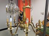 un lustre qui se trouve dans une pièce