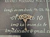 une photo d'un collier orné d'une clé