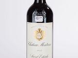 une bouteille de vin rouge sur fond blanc avec un fond blanc