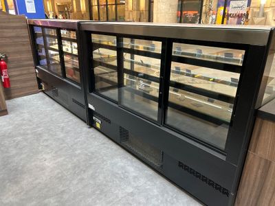 une vitrine qui contient beaucoup de nourriture