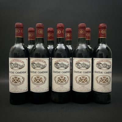 six bouteilles de vin sont alignées sur une surface noire