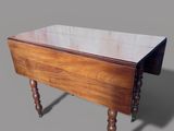 une image d'une petite table en bois avec un plateau en verre