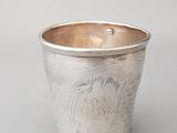 une coupe en argent posée sur une table