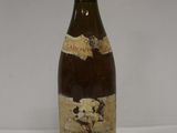 une bouteille de vin posée sur une table