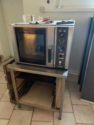 un micro-ondes posé sur une table dans une cuisine