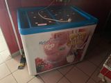 une machine à glaces bleue et blanche dans une cuisine