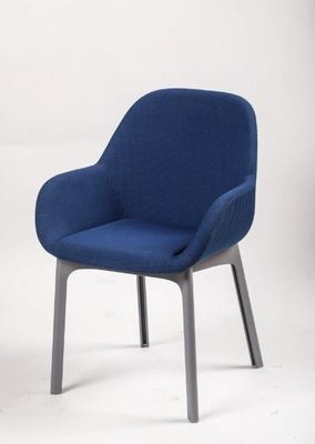une chaise bleue posée sur une surface blanche