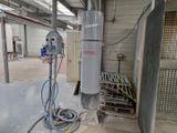 une machine qui se trouve à l'intérieur d'un bâtiment