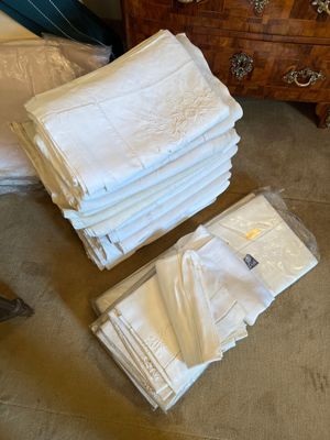une pile de serviettes pliées posée par terre à côté d'une commode