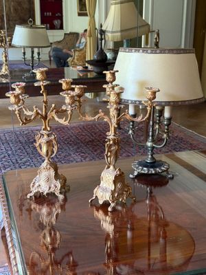une table en verre sur laquelle sont posées des bougies, dans un salon