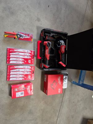 une boîte à outils posée par terre à côté d'autres boîtes