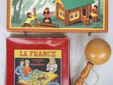 une petite boîte en bois sur laquelle est représentée une maison