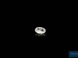 une pleine lune dans le ciel sombre, sur fond noir