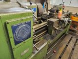 une machine posée sur une table dans une pièce