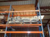 une grande pile de sacs posée sur une étagère dans un entrepôt