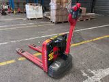 un chariot élévateur qui se trouve au milieu d'un parking