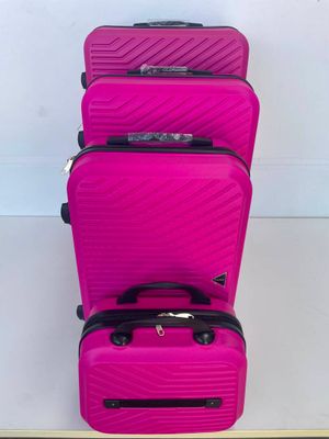 trois bagages sont empilés les uns sur les autres
