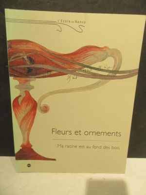 un livre consacré aux fleurs et aux ornements, exposé dans une vitrine