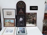 une table avec des photos posées dessus, dans une pièce