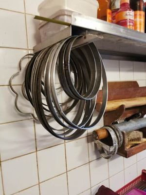 Ensemble de matériel dédié à la pâtisserie comprenant: