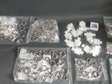 une multitude de bagues et de boucles d'oreilles en argent et en or posées sur une table
