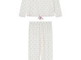 un ensemble de pyjama blanc orné d'étoiles roses