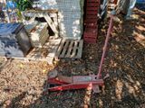 une pile de palettes posée par terre à côté d'une pile de cartons