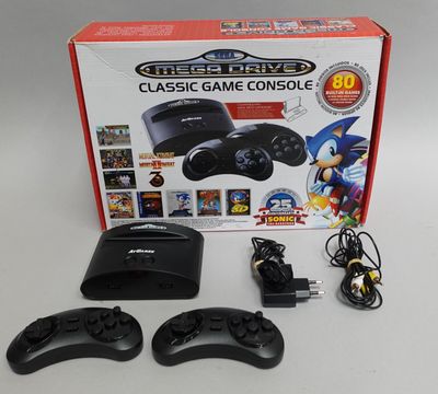 une console de jeux avec deux manettes et un chargeur