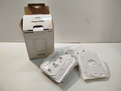 une boîte blanche sur laquelle sont posés trois morceaux de plastique