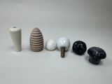 beaucoup d'objets posés sur une table