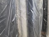 de nombreux matelas emballés dans du plastique dans une pièce