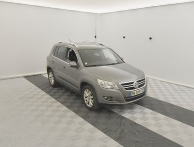 la photo d'une voiture dans un garage au sol en damier