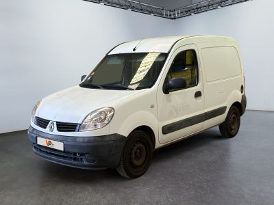 une camionnette blanche garée dans une pièce
