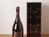 la bouteille de champagne est à côté de la boîte sur la table