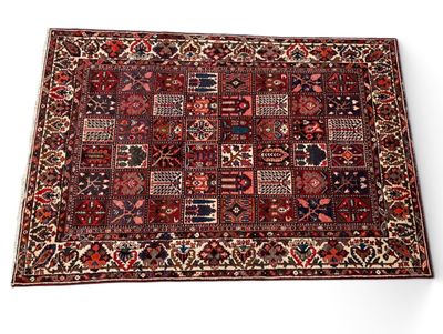 un tapis rouge posé sur une surface blanche, avec un fond blanc