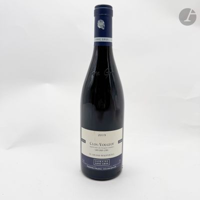une bouteille de vin posée sur une table