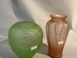 deux vases posés l'un à côté de l'autre sur une surface blanche