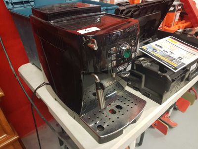 une machine à café posée sur une table
