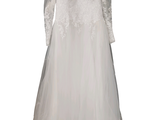 une robe de mariée blanche suspendue à un cintre sur fond blanc