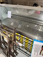 Vitrine réfrigérée, accompagnée de six tréteaux métalliques,… (photo 4)