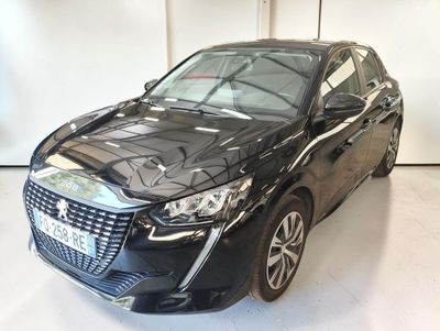 vue de face d'une voiture noire garée dans un garage