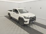 une photo d'un camion blanc garé dans un garage